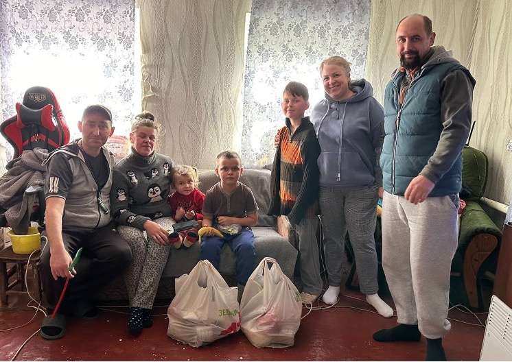 Pastor Roman with families of Nikopol